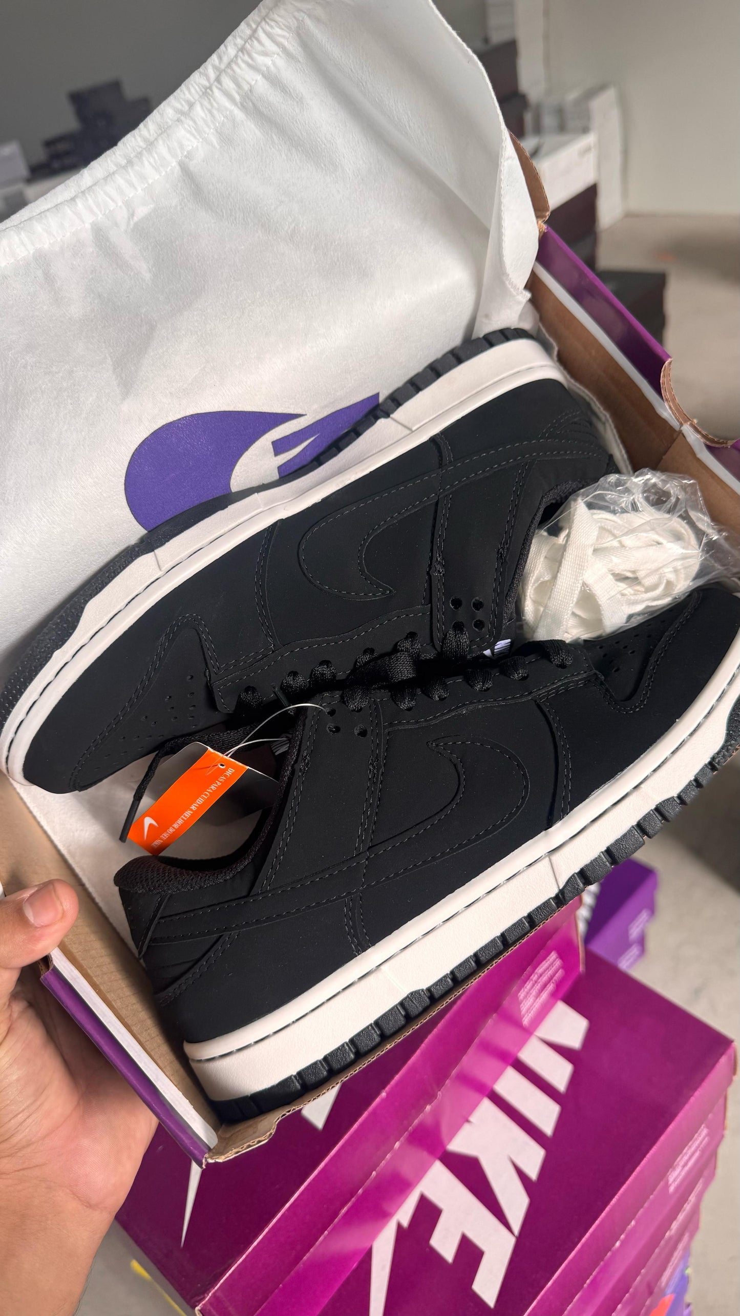 SB DUNK LOW PRETO NOBUK