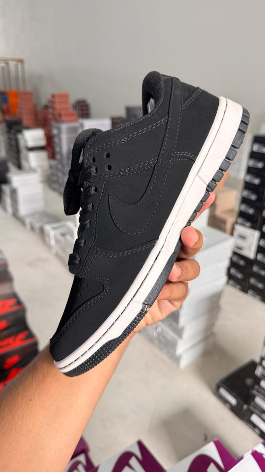 SB DUNK LOW PRETO NOBUK