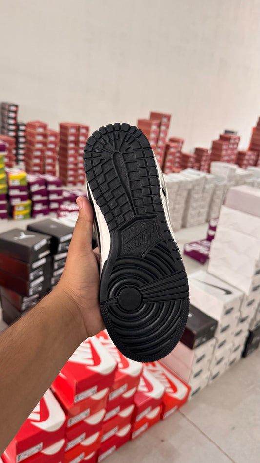 SB DUNK LOW PRETO/BRANCO