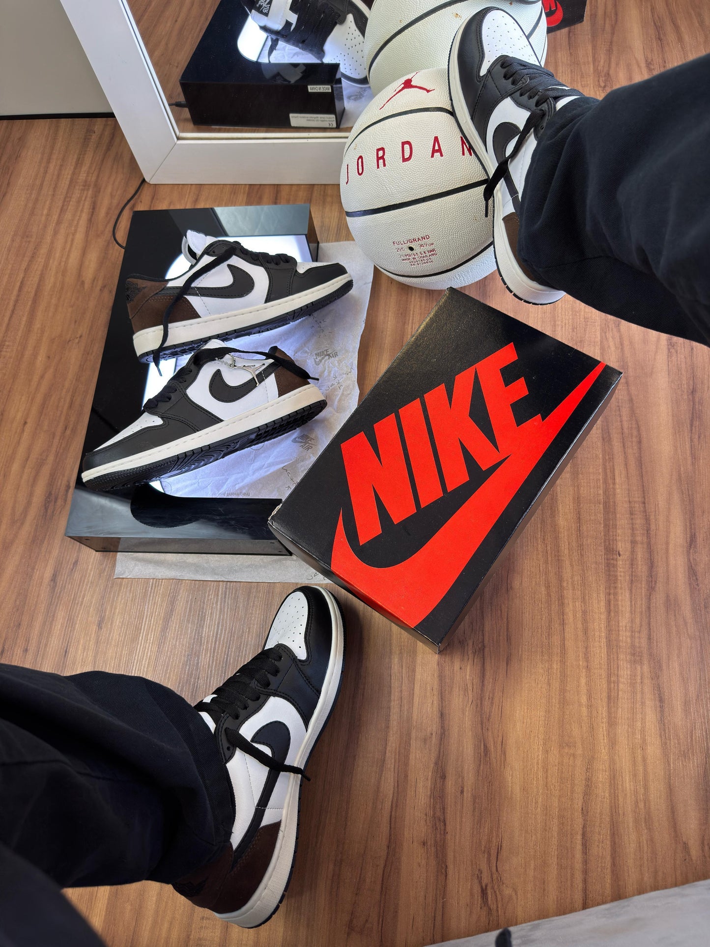 AIR JORDAN 1 LOW MOCHA