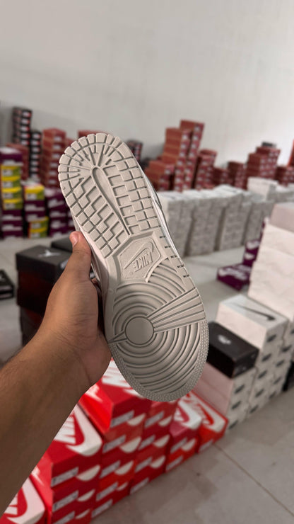 SB DUNK LOW CINZA/BRANCO