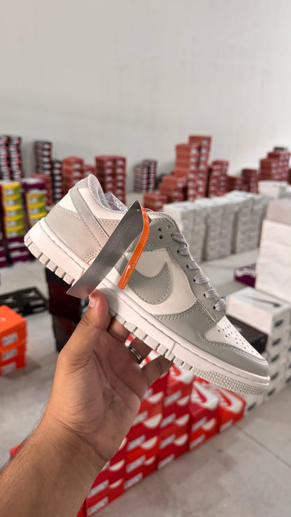 SB DUNK LOW CINZA/BRANCO