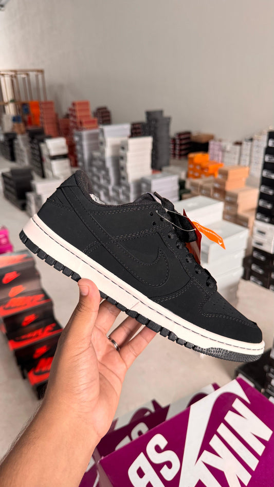 SB DUNK LOW PRETO NOBUK
