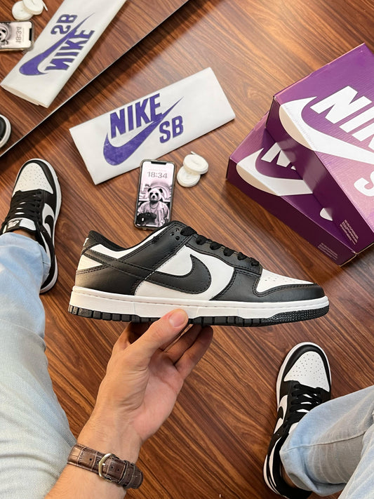SB DUNK LOW PANDA