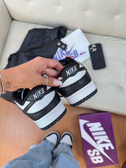 SB DUNK LOW PANDA